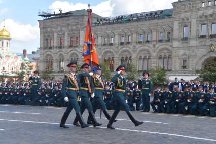 Москва. Торжественная церемония , посвященная выпуску курсантов и кадетов вузов МЧС России на Красной площади.