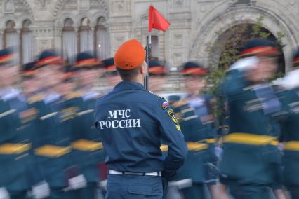 Москва. Торжественная церемония , посвященная выпуску курсантов и кадетов вузов МЧС России на Красной площади.