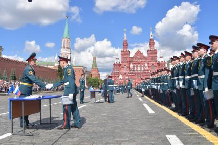 Москва. Торжественная церемония , посвященная выпуску курсантов и кадетов вузов МЧС России на Красной площади.