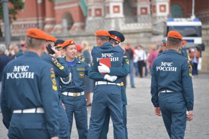 Москва.  Выпускники учебных заведений МЧС  после торжественной церемонии, посвященной выпуску курсантов и  кадетов вузов МЧС России, на Красной площади.