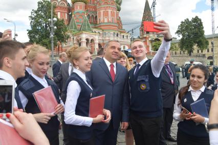 Москва.  Министр РФ по делам гражданской обороны, чрезвычайным ситуациям и ликвидации последствий  стихийных бедствий Владимир Пучков с выпускниками вузов МЧС России на красной площади.