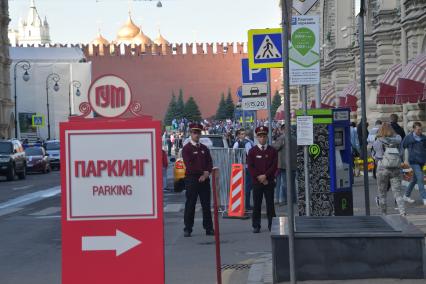 Москва.  Паркинг на улице Ильинка  у ГУМа.