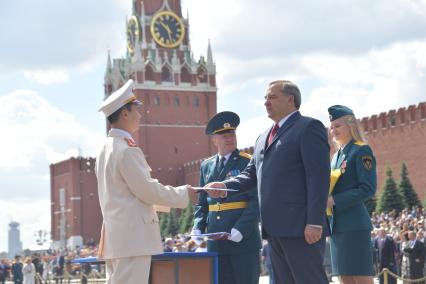 Москва.  Министр РФ по делам гражданской обороны, чрезвычайным ситуациям и ликвидации последствий  стихийных бедствий Владимир Пучков  вручает дипломы выпускникам Академии гражданской защиты  на Красной площади.