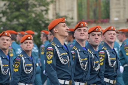 Москва. Торжественная  церемония , посвященная выпуску курсантов и кадетов вузов МЧС России на Красной площади.