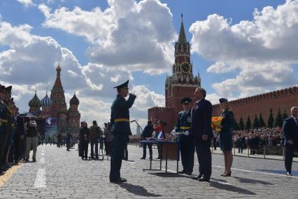 Москва.  Министр РФ по делам гражданской обороны, чрезвычайным ситуациям и ликвидации последствий  стихийных бедствий Владимир Пучков  вручает дипломы выпускникам Академии гражданской защиты  на Красной площади.