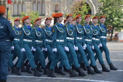 Москва. Торжественная церемония , посвященная выпуску курсантов и кадетов вузов МЧС России на Красной площади.