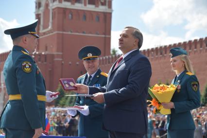 Москва.  Министр РФ по делам гражданской обороны, чрезвычайным ситуациям и ликвидации последствий  стихийных бедствий Владимир Пучков  вручает дипломы выпускникам Академии гражданской защиты  на Красной площади.