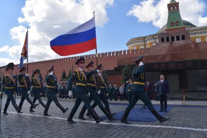 Москва. Торжественная церемония , посвященная выпуску курсантов и кадетов вузов МЧС России на Красной площади.