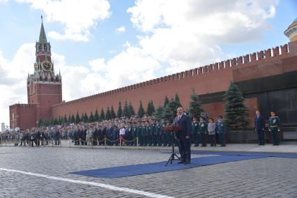 Москва. Министр РФ по делам гражданской обороны, чрезвычайным ситуациям и ликвидации последствий стихийных бедствий Владимир Пучков на торжественной церемонии , посвященной выпуску курсантов и кадетов вузов МЧС России на Красной площади.