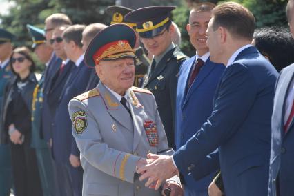 Москва.  Председатель Центрального совета ветеранов МЧС России, генерал-лейтенант Дмитрий Михайлик  на торжественной  церемонии , посвященной выпуску курсантов и кадетов вузов МЧС России на Красной площади.