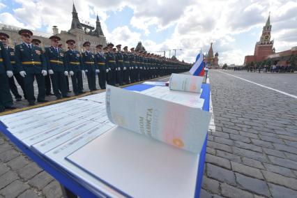 Москва. Торжественная церемония , посвященная выпуску курсантов и кадетов вузов МЧС России на Красной площади.