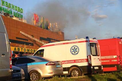 Москва. Машина скорой помощи на месте тушения пожара в здании торгового центра `РИО` на Дмитровском шоссе.