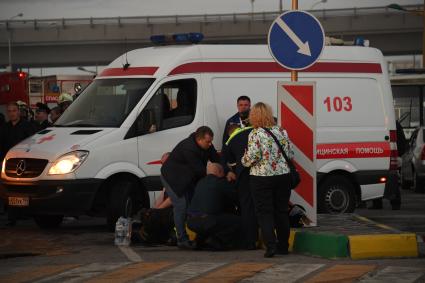 Москва.  Сотрудники скорой помощи   оказывают помощь пострадавшим  во время пожара   в здании торгового центра `РИО`на Дмитровском шоссе