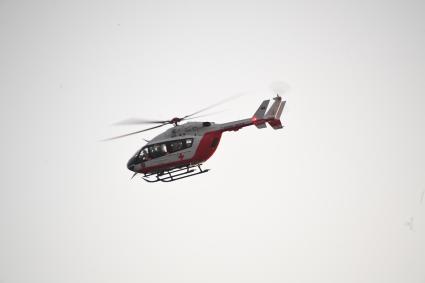 Москва. Вертолет Департамента здравоохранения города на месте тушения пожара в здании торгового центра `РИО` на Дмитровском шоссе.
