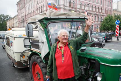 Санкт-Петербург. 81-летний немецкий пенсионер-путешественник Винфрид Лангнер, прибывший из города Лауенферде (Нижняя Саксония) в Санкт-Петербург на раритетном тракторе Deutz 1961 года выпуска. Путешественник проехал на тракторе часть Германии, Польшу, Калининградскую область, Латвию, Литву, Эстонию и Ленинградскую область, преодолев расстояние более 2000 км за 15 дней.