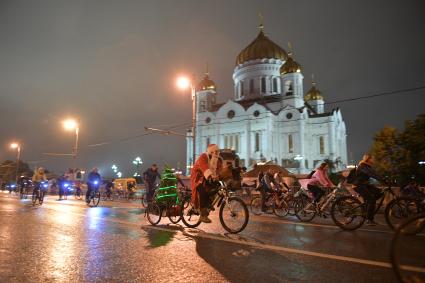 Москва.   Участники третьего ночного  велопарада на улице Волхонка.