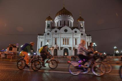 Москва.   Участники третьего ночного  велопарада на улице Волхонка.