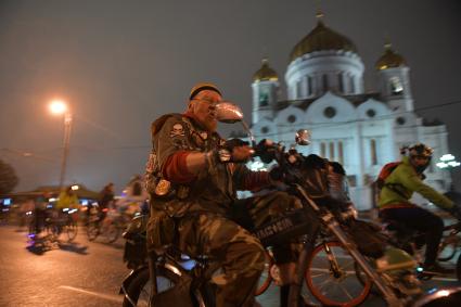 Москва.   Участники третьего ночного  велопарада на улице Волхонка.