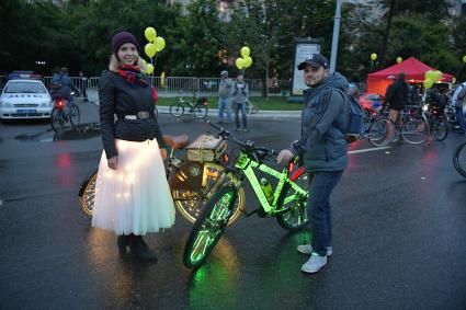 Москва.   Участники третьего ночного  велопарада на одной из улиц города.