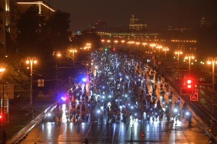 Москва.   Участники третьего ночного  велопарада на одной из улиц города.