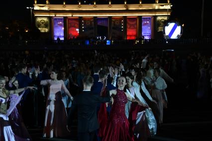 Москва. Выпускники школ во время гуляний в Парке Горького.