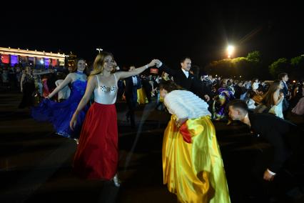 Москва. Выпускники школ во время гуляний в Парке Горького.