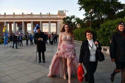 Москва.  Выпускница  гуляет в Парке Горького.