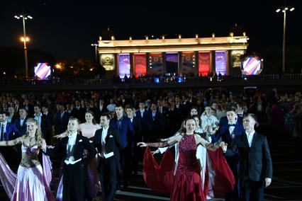 Москва. Выпускники школ во время гуляний в Парке Горького.