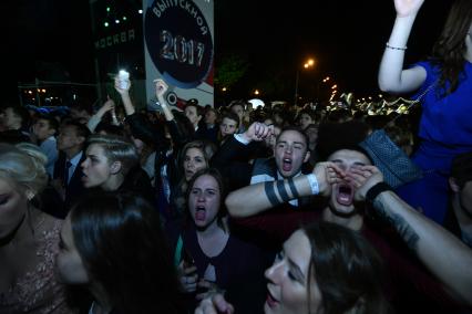 Москва. Выпускники школ во время гуляний в Парке Горького.