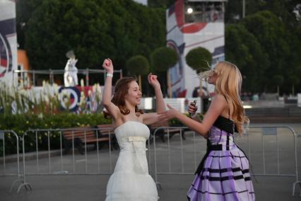 Москва. Выпускницы  на выпускном вечере в Парке Горького.