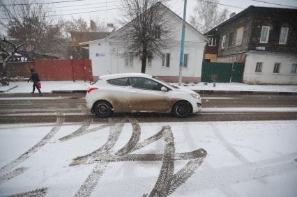 Московская область, Серпухов. Автомобиль на улице города.