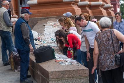 Москва.   Коллекционеры, фалеристы  на площади Революции.