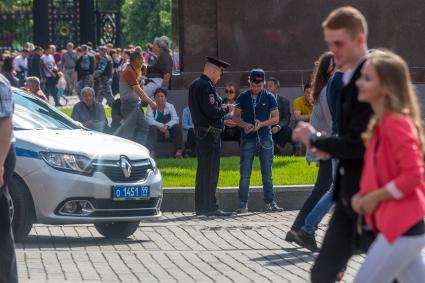 Москва.    Китайские туристы отдыхают у Александровского сада.