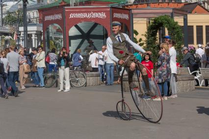 Москва. Участники фестиваля `Времена и Эпохи` на площади Революции.