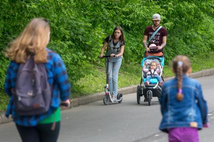 Москва. Горожане на прогулке на Андреевской набережной .