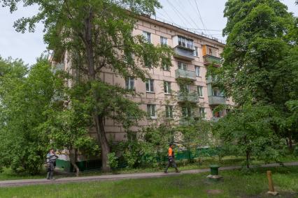 Москва. Двор пятиэтажного панельного дома на улице  Петровско-Разумовский проезд, д 25/3.