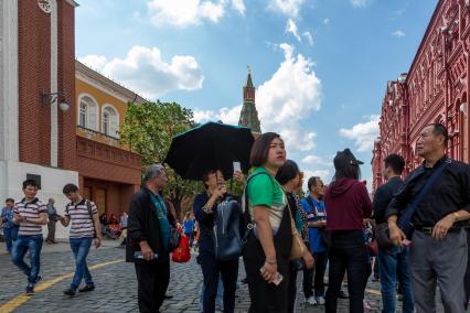 Москва.  Китайские туристы  в Кремлевском проезде.