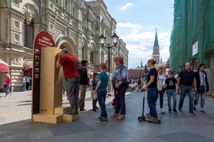 Москва. Посетители фестиваля    \"Времена и Эпохи\" на Никольской улице.