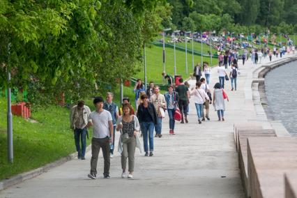 Москва.   Горожане на Андреевской набережной.