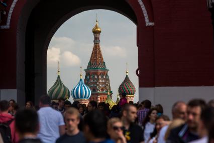 Москва.   Вид на  храм Василия Блаженного через арку Воскресенских ворот.