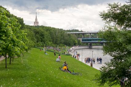 Москва.   Горожане на Андреевской набережной.