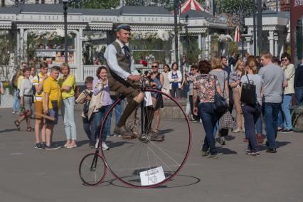 Москва. Участники фестиваля `Времена и Эпохи` на площади Революции.