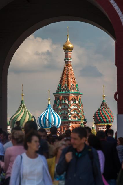 Москва.   Вид на  храм Василия Блаженного через арку Воскресенских ворот.