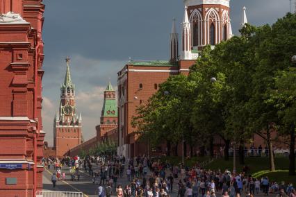 Москва. Туристы  в Кремлевском проезде.