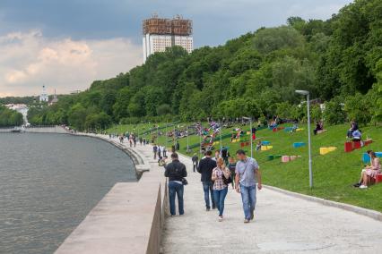 Москва.   Горожане на Андреевской набережной.