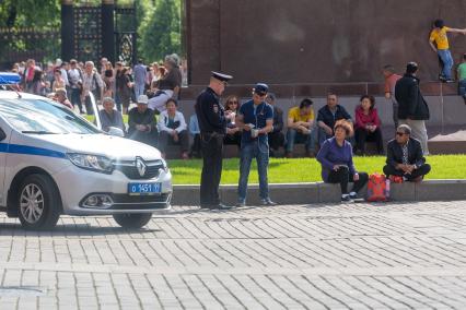 Москва.    Китайские туристы отдыхают у Александровского сада.