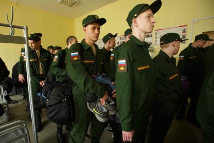 Санкт-Петербург. Призывники научной роты ВМФ на городском сборном пункте перед отправкой на место службы.