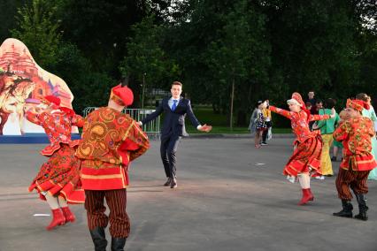 Москва. Выпускник школы на выпускном вечере в Парке Горького.