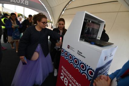 Москва. Выпускницы на выпускном вечере в Парке Горького.