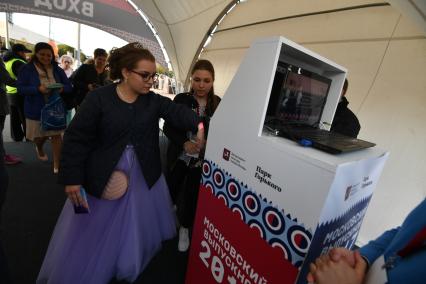 Москва.  Выпускницы на выпускном вечере в Парке Горького.